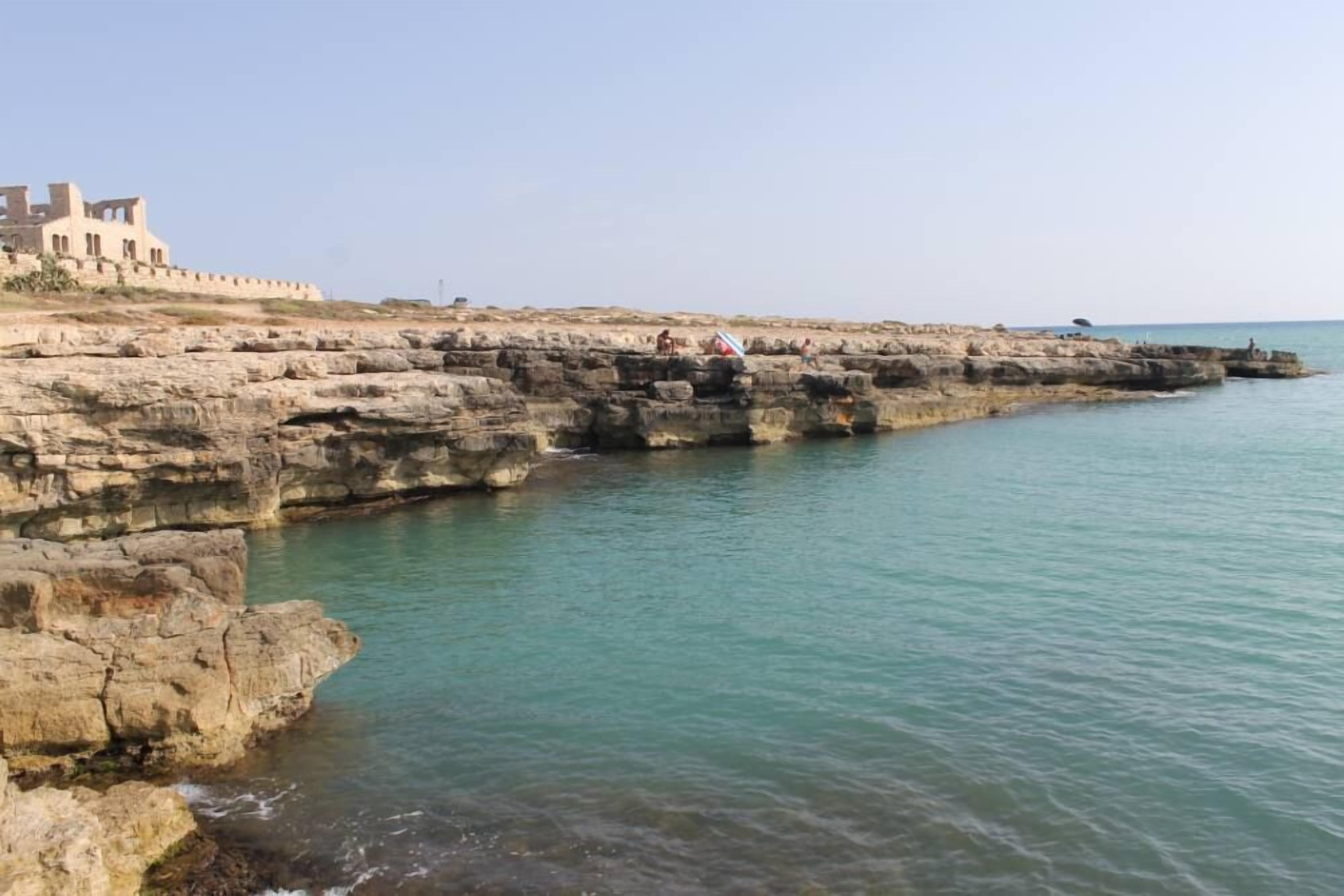 En la playa, sillas reclinables de playa