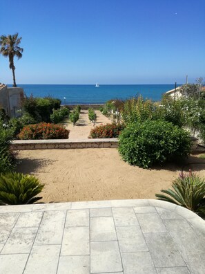 Property grounds - Villa Sara, an air-conditioned veranda overlooking the sea. (Marina di Modica)