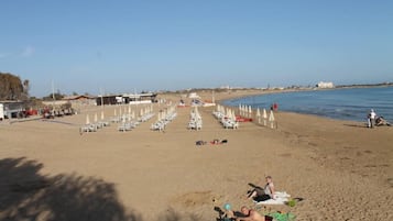 Sulla spiaggia, lettini da mare