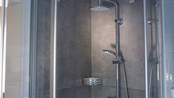 Baignoire, sĂšche-cheveux, serviettes fournies, savon