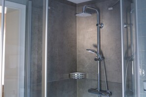 Baignoire, séchoir à cheveux, serviettes fournies, savon