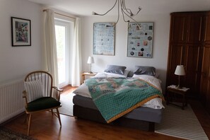 4 bedrooms, in-room safe, desk, iron/ironing board