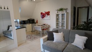 TV, lettore DVD, libri, impianto stereo
