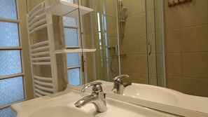 Shower, hair dryer - Apartment with panoramic view of Morlaix Bay, sandy beach 50m away (Roscoff)
