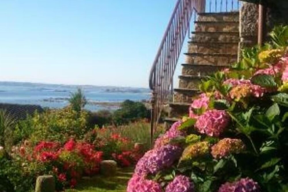 VUE PANORAMIQUE sur la BAIE DE MORLAIX, plage de sable fin à 50m,jardin paysager