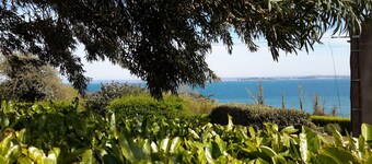 Apartment with panoramic view of Morlaix Bay, sandy beach 50m away 