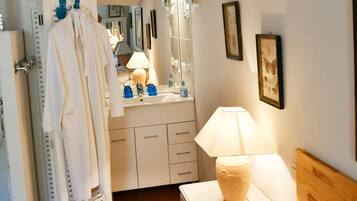 1 slaapkamer, een strijkplank/strijkijzer, reisbedje, gratis wifi