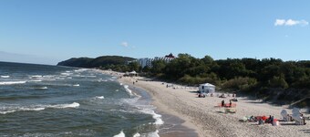 Stråtækt sommerhus i Woliner National Park med udsigt over Neuendorfer See 