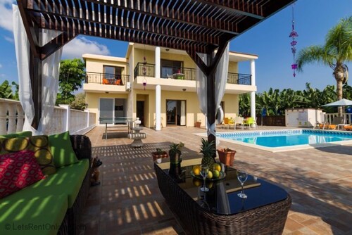 5 Bed, 5 Bath Villa with Private Pool in Affluent Residence of Sea Caves
