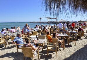 Outdoor dining - Villa for 8 with 360' view, walking distance BEACH, solarium, Pool. (Marbella)