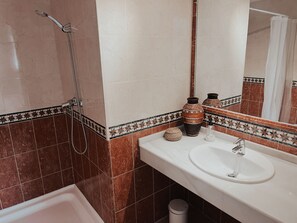 Combined shower/bathtub, eco-friendly toiletries, hair dryer, bidet - Villa for 8 with 360' view, walking distance BEACH, solarium, Pool. (Marbella)