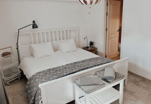 4 bedrooms, in-room safe, iron/ironing board, travel cot - Villa for 8 with 360' view, walking distance BEACH, solarium, Pool. (Marbella)