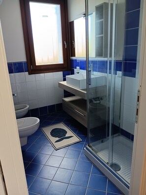 Ducha, secador de pelo, bidet, toallas