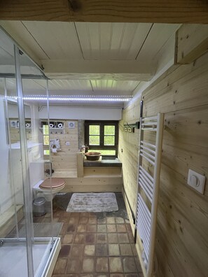 Dusche, Haartrockner, Handtücher, Toilettenpapier