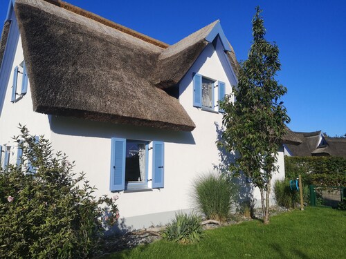 thatched roof house at the sea, pets welcome, fenced