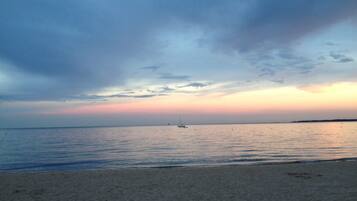 Playa en los alrededores y camastros