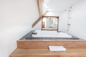 Combined shower/bathtub, jetted bath, bidet - Historic Farmhouse with style (Martock)