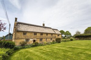 A stone farmhouse with a large lawn in front. - Historic Farmhouse with style (Martock)