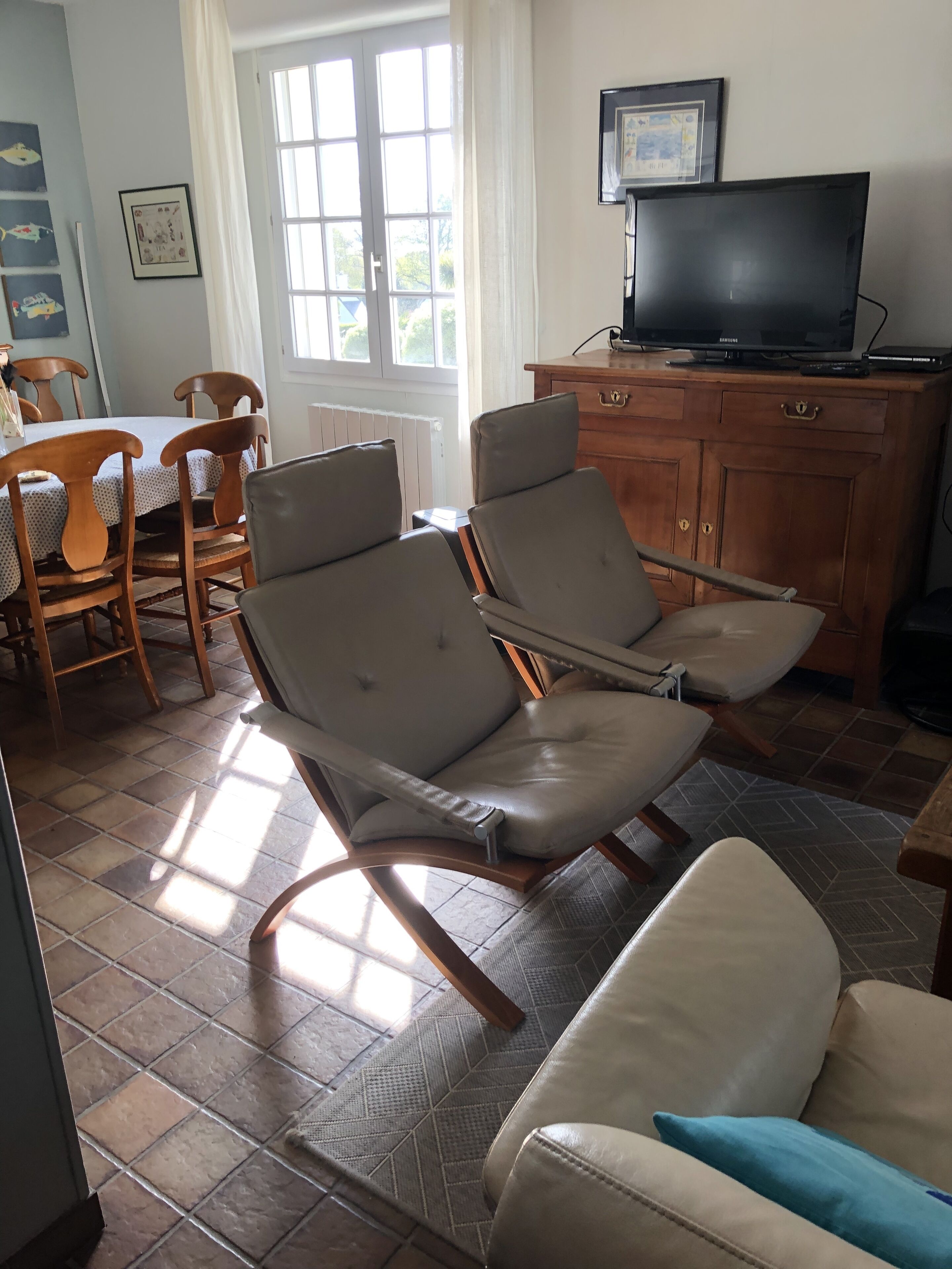 Télévision, cheminée, lecteur de DVD, chaîne hi-fi