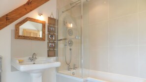 Bathtub, hair dryer, towels, soap - Luxury House With Magnificent Sea Views (Tintagel)