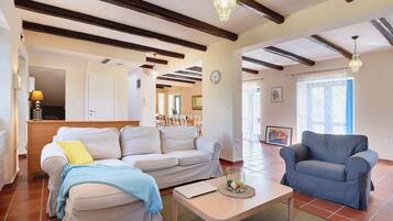 Tv, eldstad, dvd-spelare och en stereo