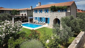 A stone villa with a swimming pool, blue shutters, and a garden. - Villa Nina in Vodnjan (Vodnjan)
