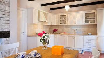 Kylskåp, mikrovågsugn, ugn och spishäll