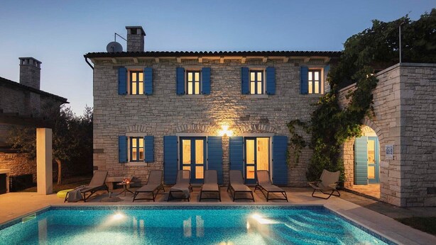 A stone building with a swimming pool, outdoor seating, and a well-lit entrance. - Villa Nina in Vodnjan (Vodnjan)