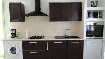 Een koelkast, een microgolfoven, een oven, een kookplaat