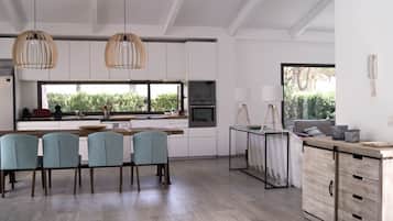 Een koelkast, een microgolfoven, een oven, een vaatwasser