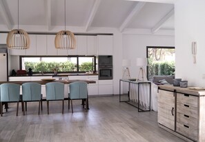 Réfrigérateur, four à micro-ondes, un four, lave-vaisselle