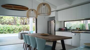 Een koelkast, een magnetron, een oven, een vaatwasser