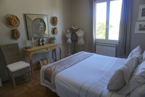 3 chambres, fer et planche à repasser, Wi-Fi, draps fournis