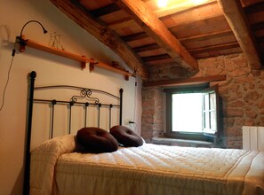 5 chambres, fer et planche à repasser, lit de bébé portatif