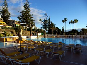 Una piscina al aire libre, una piscina climatizada