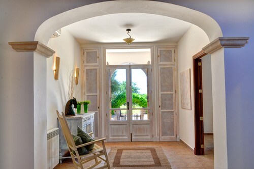 Villa Gatona, mit grossem Pool und Garten. WLAN und Klimaanlage.