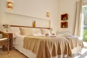 6 Schlafzimmer, Zimmersafe, Schreibtisch, Bügeleisen/Bügelbrett