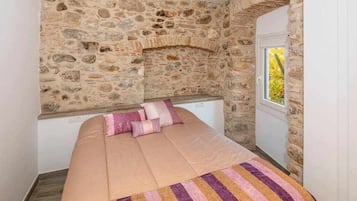 1 slaapkamer, een strijkplank/strijkijzer, reisbedje, wifi