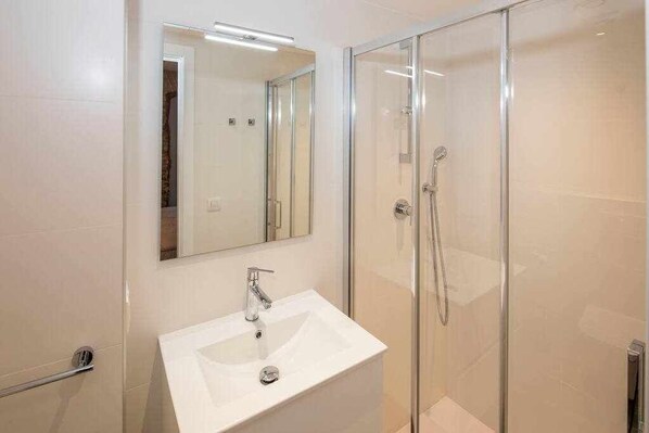 Bathroom - Historical apartment in the Barri Vell, Girona (Girona)