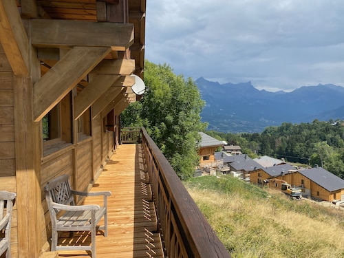 Huge Chalet in Combloux, sleeps up to 14, 5mins access to huge Evasion ski area.