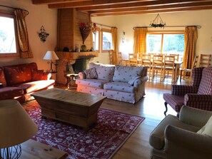 Smart TV, fireplace, video games, DVD player - Huge Chalet in Combloux, sleeps up to 14, 5mins access to huge Evasion ski area. (Combloux)