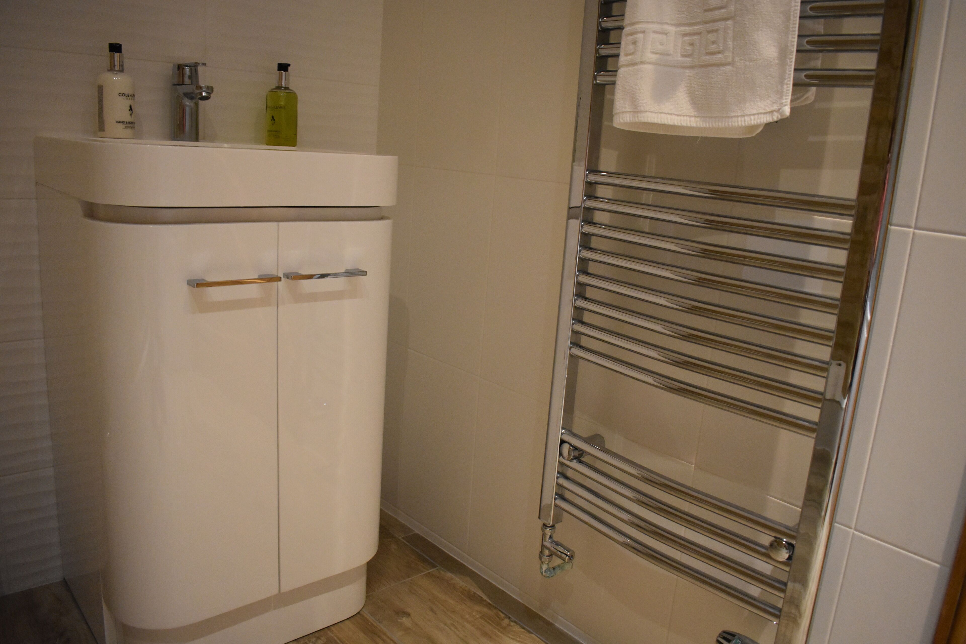 Twin Bedroom ensuite bathroom