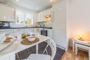 Microwave, dishwasher, highchair - Pebblesden, Hunstanton, Norfolk (Hunstanton)