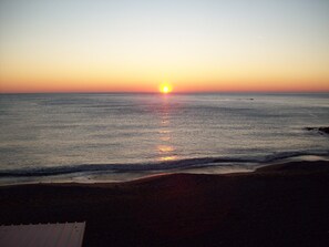 På stranden