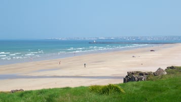 Aan het strand, ligstoelen aan het strand, strandlakens