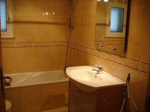 Duschwanne, Haartrockner, Bidet, Handtücher