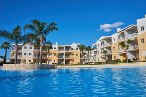 Pool - AL 1957 1-bedr. apartment in gated community with swimming pool.  (Alvor)