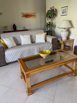 TV, books - AL 1957 1-bedr. apartment in gated community with swimming pool.  (Alvor)