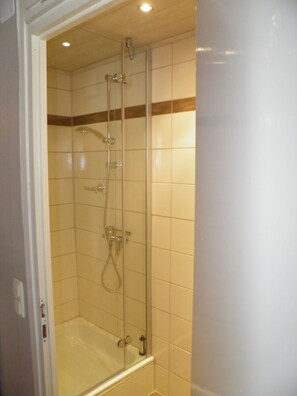Badewanne, Haartrockner, Handtücher, Seife