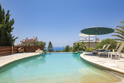 'Owls Watch Villa' - A Stone Built Villa that sleeps 6 guests in 3 bedrooms